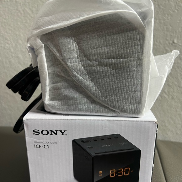 SONY ICFC1B ALARM CLOCK/PERSONAL RADIO - Picture 4 of 4
